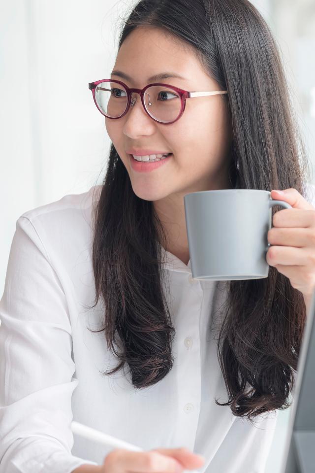 メガネをかけた女性の画像